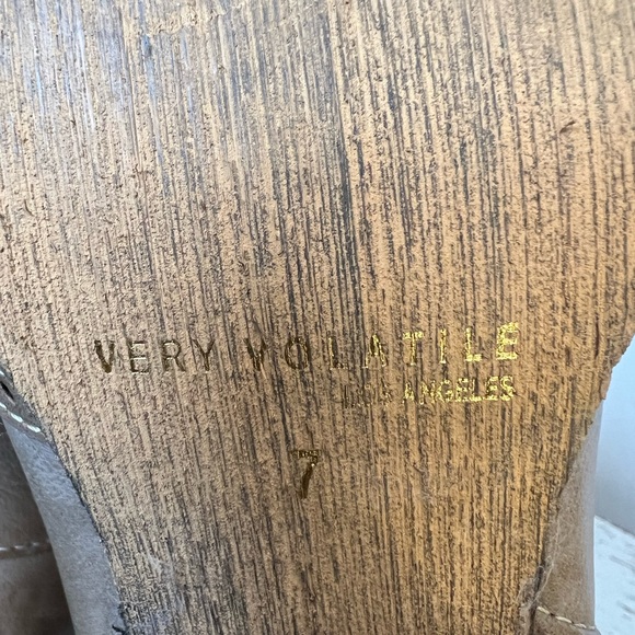 VERY VOLATILE Tan & Gold Markie Western Bootie - Picture 5 of 8